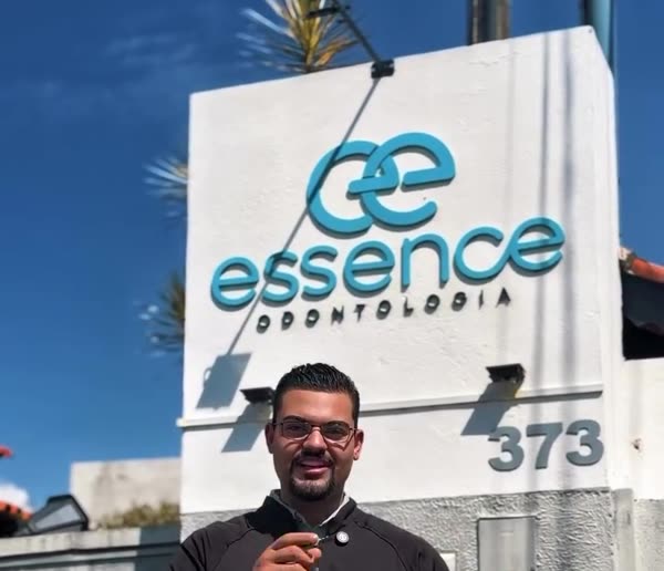 Placa da Essence Odontologia na fachada, com o número 373